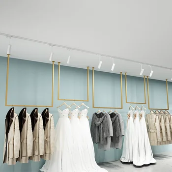 Система подвесных полок для одежды, установленная на стене на заказ для витрины магазина одежды